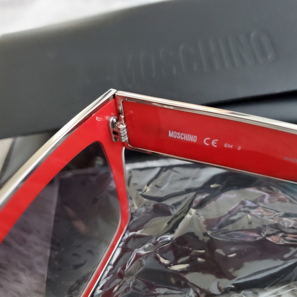 Authentic Moschino Sunnies - Picture 6 of 8